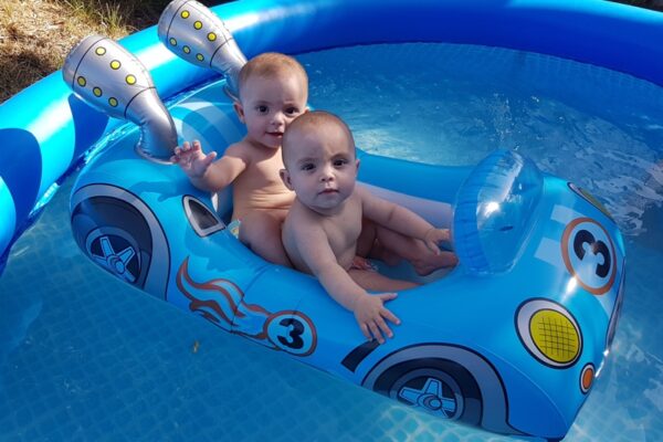 Ingrid y Emma en la piscina